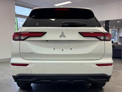 2022 Mitsubishi
Outlander ES