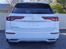 2022 Mitsubishi
Outlander LS