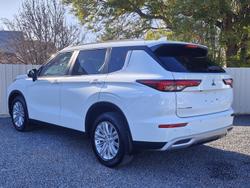 2022 Mitsubishi
Outlander LS