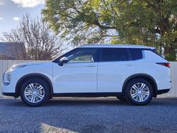 2022 Mitsubishi
Outlander LS