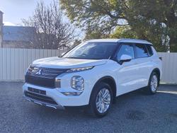 2022 Mitsubishi
Outlander LS