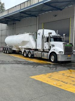 2017 Mack Superliner White
