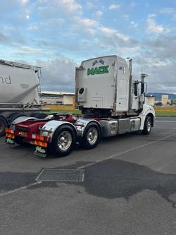 2017 Mack Superliner White