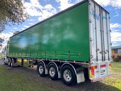 2010 Freighter 22 Pallet 45' Curtainsider Green