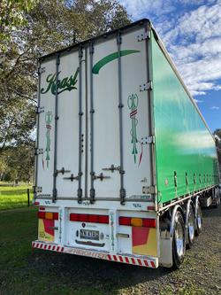 2010 Freighter 22 Pallet 45' Curtainsider Green