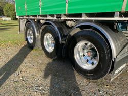 2010 Freighter 22 Pallet 45' Curtainsider Green