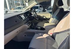 2015 Kia
                Carnival SLi