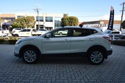 2017 Nissan
QASHQAI TS