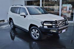 2022 Toyota
Landcruiser LC300 3.3L V6 DSL VX 7 Seats