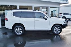 2022 Toyota
Landcruiser LC300 3.3L V6 DSL VX 7 Seats