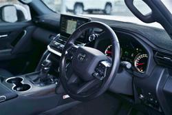 2022 Toyota
Landcruiser LC300 3.3L V6 DSL VX 7 Seats