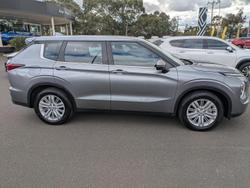 2022 Mitsubishi
Outlander ES