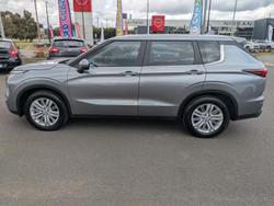 2022 Mitsubishi
Outlander ES