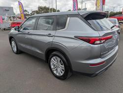 2022 Mitsubishi
Outlander ES