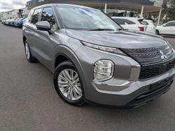 2022 Mitsubishi
Outlander ES