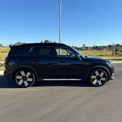 2024 MINI
                Countryman SE Favoured
