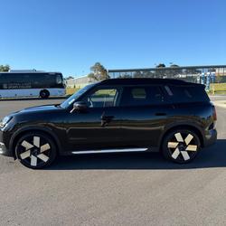 2024 MINI
                Countryman SE Favoured