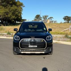 2024 MINI
                Countryman SE Favoured
