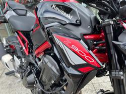 2024 Kawasaki Z900 (ZR900) Red
