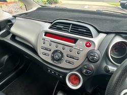 2013 Honda
                Jazz Vibe-S