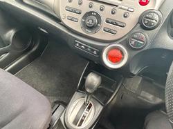 2013 Honda
                Jazz Vibe-S