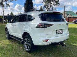 2022 Isuzu
MU-X LS-T