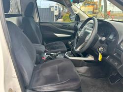 2015 Nissan
                Navara DX
