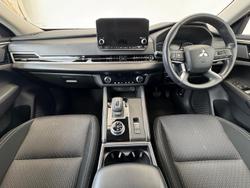 2022 Mitsubishi
Outlander ES