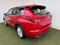2022 Mitsubishi
Outlander ES
