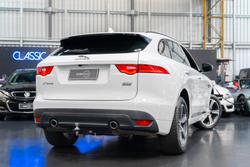 2016 Jaguar
                F-PACE 30d R-Sport