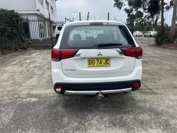 2018 MITSUBISHI
                OUTLANDER ES 5 SEAT (AWD)