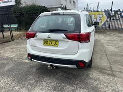 2018 MITSUBISHI
                OUTLANDER ES 5 SEAT (AWD)