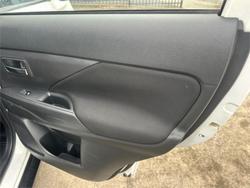 2018 MITSUBISHI
                OUTLANDER ES 5 SEAT (AWD)