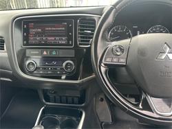 2018 MITSUBISHI
                OUTLANDER ES 5 SEAT (AWD)