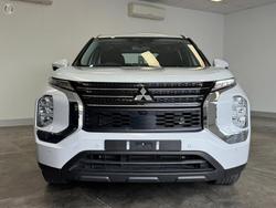 2022 Mitsubishi
Outlander ES