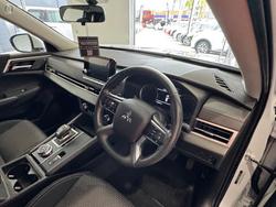 2022 Mitsubishi
Outlander ES