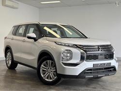 2022 Mitsubishi
Outlander ES