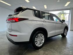 2022 Mitsubishi
Outlander ES