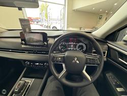 2022 Mitsubishi
Outlander ES