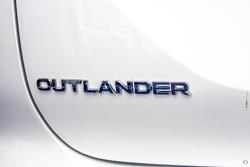 2024 Mitsubishi
Outlander ES