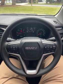 2022 Isuzu
MU-X LS-M