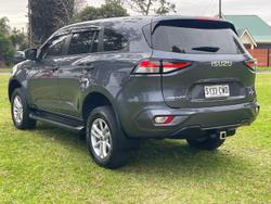 2022 Isuzu
MU-X LS-M