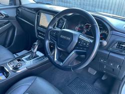 2023 Isuzu
MU-X LS-T