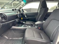 2016 Toyota
Hilux SR