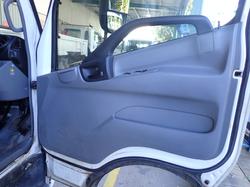 2017 HINO DUTRO 300 WHITE