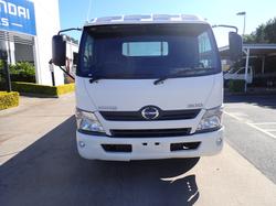 2017 HINO DUTRO 300 WHITE