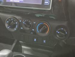 2017 Toyota Hilux SR GGN125R 4X4 Dual Range Glacier White