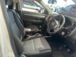 2017 Mitsubishi
                Outlander ES
