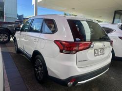 2017 Mitsubishi
                Outlander ES