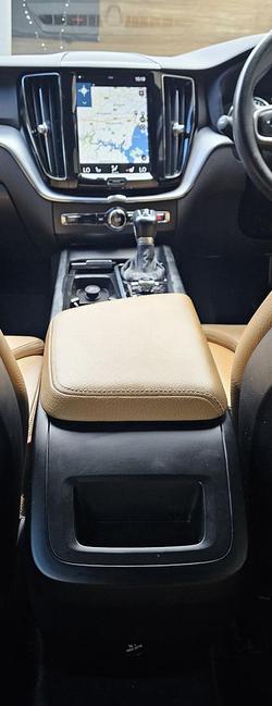 2019 Volvo XC60 D4 Momentum MY19 AWD Onyx Black